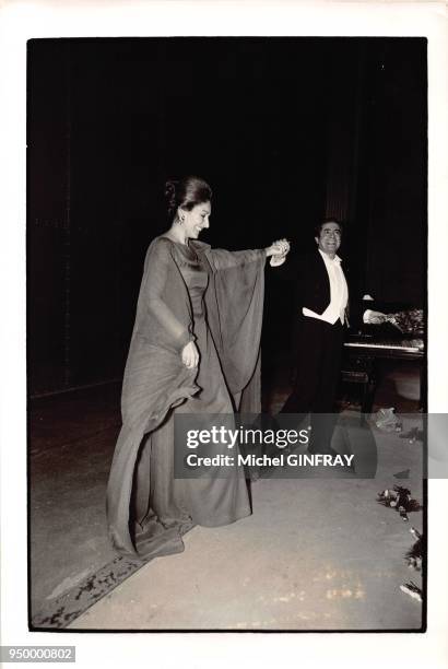 Maria Callas et Giuseppe Di Stefano saluant le 7 décembre 1973 sur la scène du théâtre des Champs-Elysées à Paris, France.