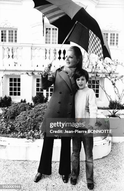 Virna Lisi avec son fils sous un parapluie circa 1975.