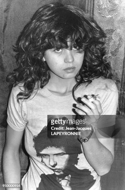 Portrait de Maria Schneider, actrice française, fumant une cigarette, en février 1978, en France.