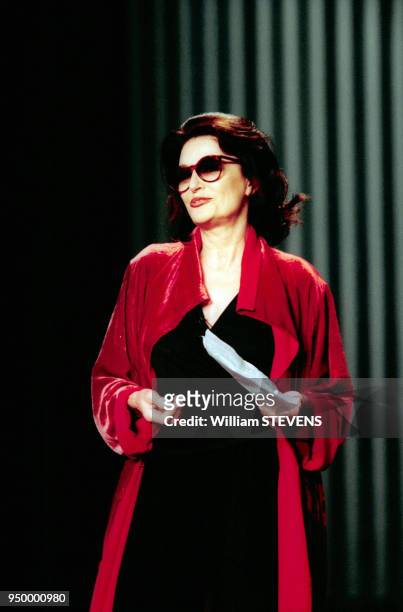 Anouk Aimée, actrice française, lors de la 13ème nuit des Molières au théâtre des Champs-Elysées, à Paris, le 3 mai 1999.