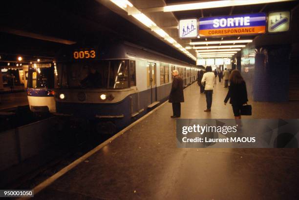 Station de RER en 1977 à Paris, France.