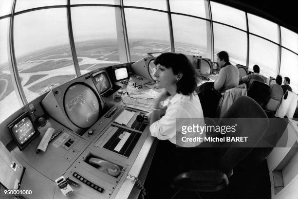 La tour de contrôle pour les avions au sol et en vol, en juin 1983, à Roissy-en-France, France.