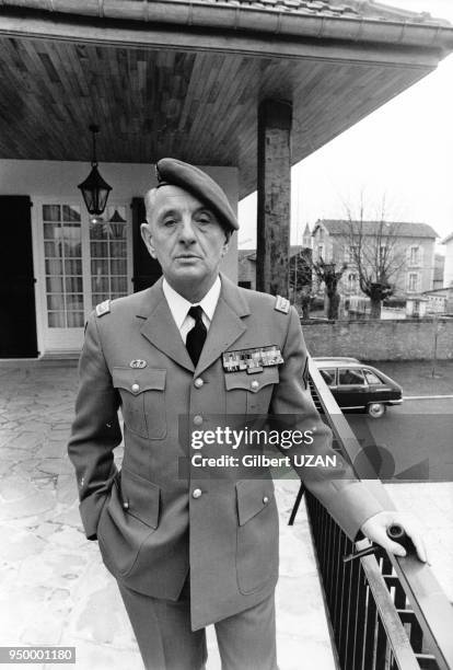 Le Général Marcel Bigeard avec ses décorations militaire, à Toul, France, en février 1975.