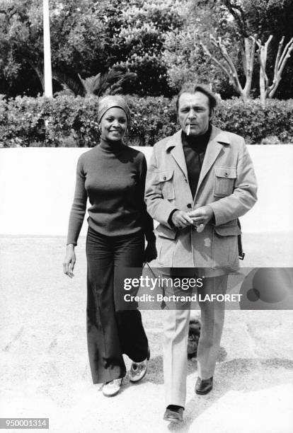 Jean Bell, la nouvelle compagne de Richard Burton et lui-même, le 10 mai 1975 à Nice, France.