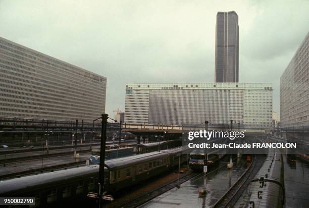 La Gare Montparnasse et la Tour Montparnasse en 1980 à Paris, France.