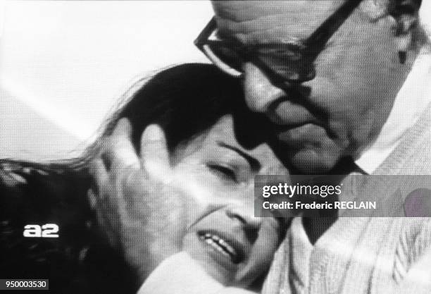 Retrouvailles télévisées sur Antenne 2 de la femme-jockey Darie Boutboul et son père Robert, à Paris, France, en janvier 1986.