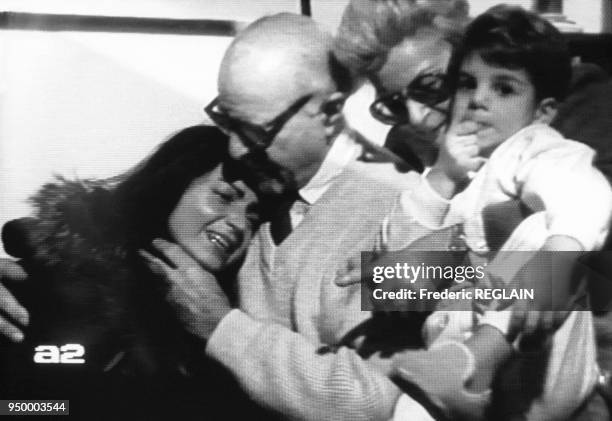 Retrouvailles télévisées sur Antenne 2 de la femme-jockey Darie Boutboul et son père Robert, à Paris, France, en janvier 1986.