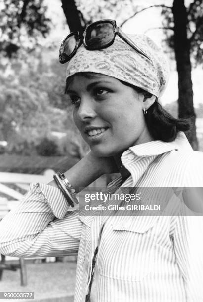 La Princesse Caroline de Monaco pose avec lunettes de soleil et foulard sur la tête au Palm Beach de Cannes en juillet 1973, France.