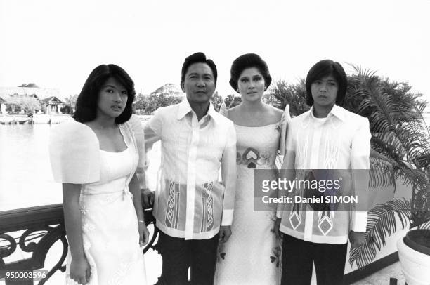 La famille présidentielle composée de Mr et Mme Marcos, leur fille Irène et leur fils Ferdinand Junior posent dans les jardins du palais en décembre...
