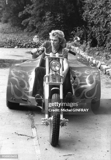 Johnny Hallyday et son chopper qu'il vient de recevoir de ses amis Brésiliens pour ses 34 ans, Juin 1977, Paris, France.