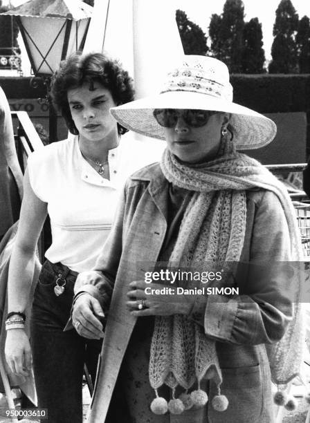 La princesse Stéphanie de Monaco assiste avec sa mère la princesse Grace de Monaco au tournoi de tennis de Monte-Carlo, Monaco, en avril 1982.