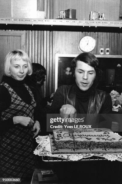 Le chanteur italien Salvatore Adamo fêtant son anniversaire avec son épouse, Nicole, en 1969.