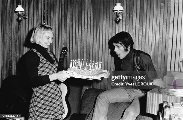 Le chanteur italien Salvatore Adamo fêtant son anniversaire avec son épouse, Nicole, en 1969.