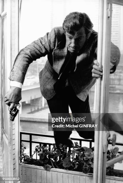 Jean-Paul Belmondo lors du tournage du film 'Peur sur la ville' réalisé par Henri Verneuil en 1974 à Paris, France.