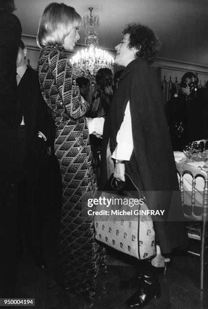 Les actrices françaises Mireille Darc et Annie GIrardot à la projection du film "La Gifle" de Claude Pinoteau le 10 octobre 1974 à Paris, France.