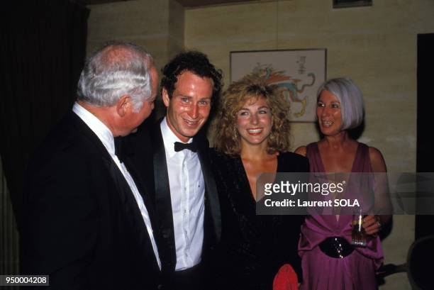 John McEnroe avec sa compagne Tatum O'Neil et ses parents lors de la soiree Roland Garros le 4 juin 1985 a Paris, France.