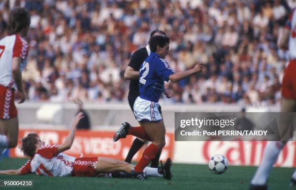 Le footballeur Alain Giresse pendant le match France-Danemark au Parc des Princes lors du championnat d'Europe de football le 12 mai 1984 à Paris,...