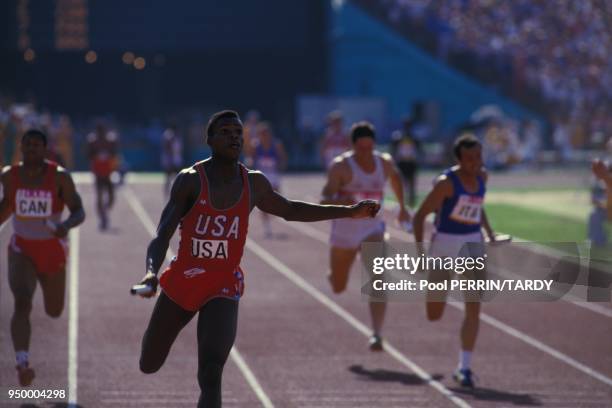 Jeux Olympiques de Los Angeles;ici Carl Lewis avec l'equipe americaine remporte la medaille d'Or en battant le record du monde du 4x100 m en aout...