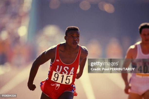 Athlete americain Carl Lewis remporte la medaille d'Or du 100 m au Jeux Olympiques de Los Angeles en aout 1984 a Los Angeles, Californie, Etats-Unis.