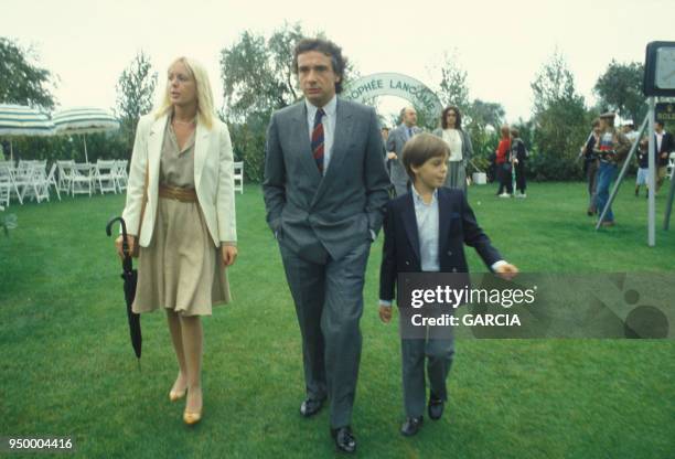 Michel Sardou avec sa femme Elisabeth, dite Babette, et leur fils Romain, circa 1980, en France.