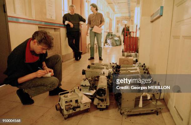 Machines à coudre saisies dans un atelier clandestin de confection en mars 1993 à Paris, France.