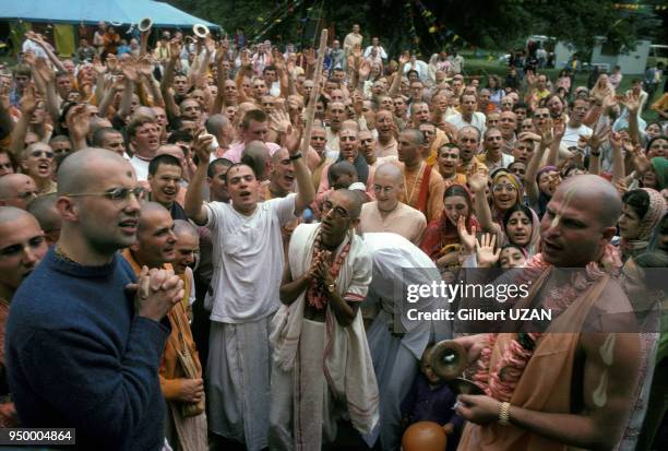 Swami Prabhupada préside la cérémonie Hare Krishna, en juillet 1979 au château de Valencay, France.