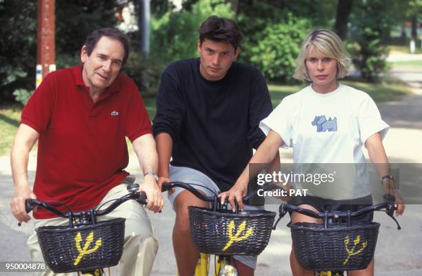 Robert Hossein, son épouse Candice Patou et leur fils Julien au Club Méditerranée en juillet 1994 à Vittel, France.