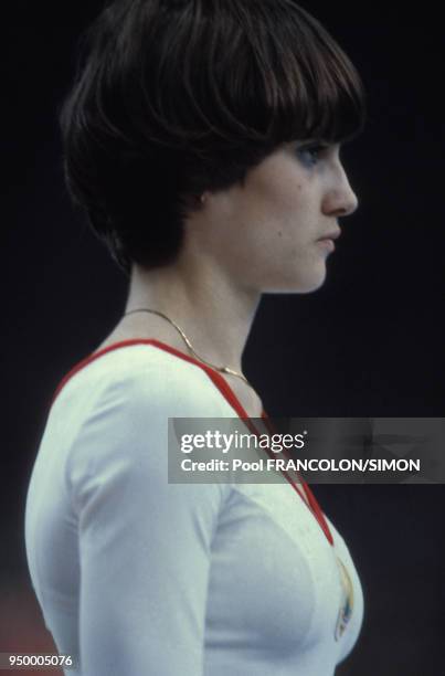 La gymnaste Nadia Comaneci pendant les épreuves de gymnastique lors des Jeux olympiques de Moscou en juillet 1980 en Russie.