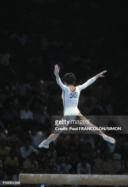 La gymnaste Nadia Comaneci pendant les épreuves de gymnastique lors des Jeux olympiques de Moscou en juillet 1980 en Russie.
