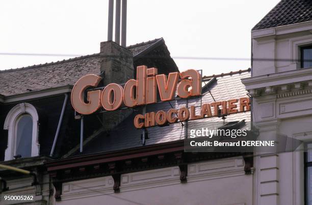Enseigne lumineuse de la Chocolaterie Godiva en août 1986 à Bruxelles en Belgique.