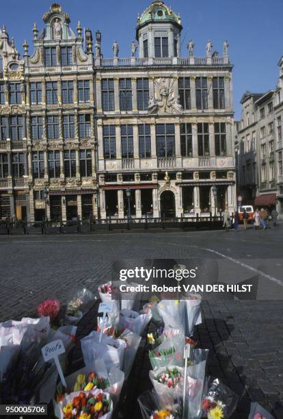 Fleuriste sur la Grand Place en mai 1984 à Bruxelles en Belgique.