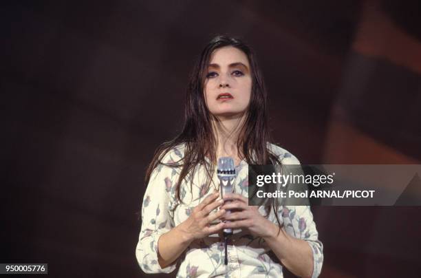 La chanteuse Catherine Ringer sur scène le 3 février 1990 à Paris, France.