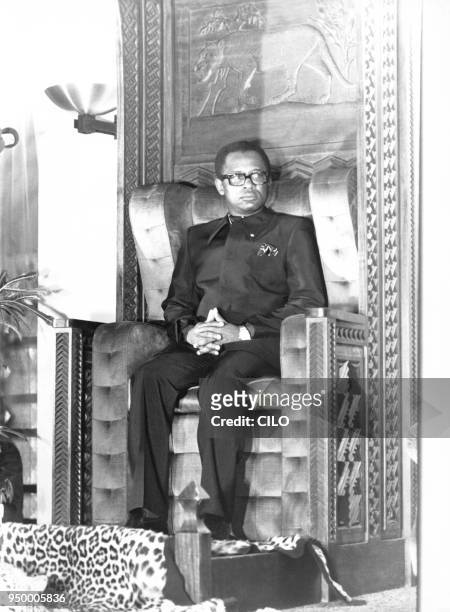 Le Président Mobutu prête le serment constitutionnel après sa réélection le 4 décembre 1977 à N'Sele au Zaïre/République démocratique du Congo.
