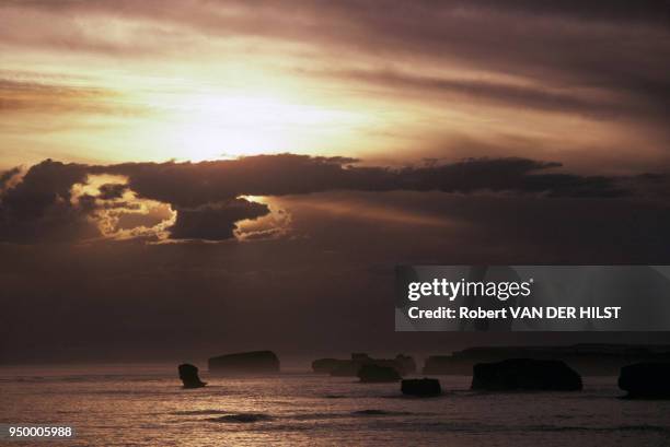 Coucher/Lever de soleil sur la mer en avril 1985 à Melbourne en Australie.