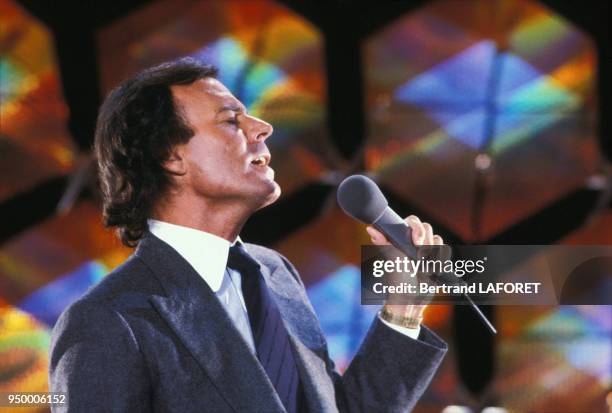 Julio Iglesias dans l'émission de variété 'Cadence 3' sur FR3 le 9 février 1983 à Paris, France.