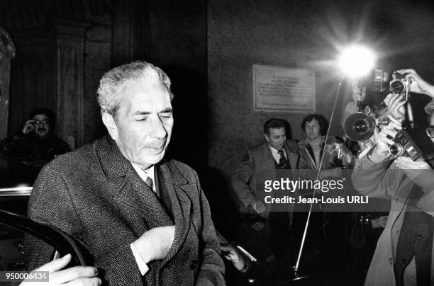Homme politique Aldo Moro arrivant à une réunion du parti Démocratie chrétienne dans les années 1970 à Rome, Italie.