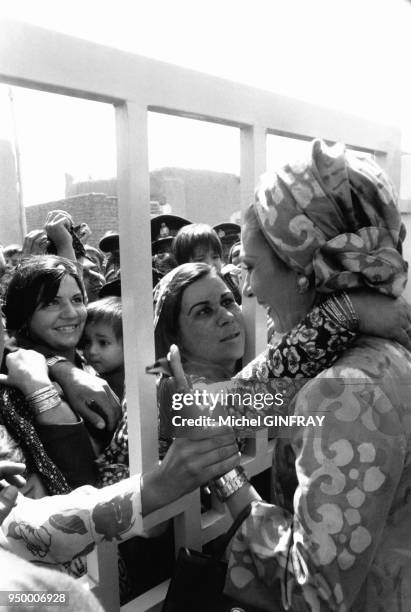 Farah Pahlavi, la Chahbanou d'Iran, au milieu de la foule à Téhéran, en octobre 1977.