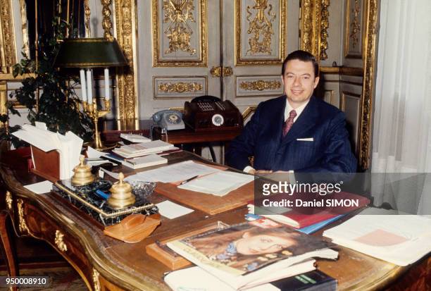 Robert Poujade dans son bureau du ministère dans les années 70 à Paris, France.