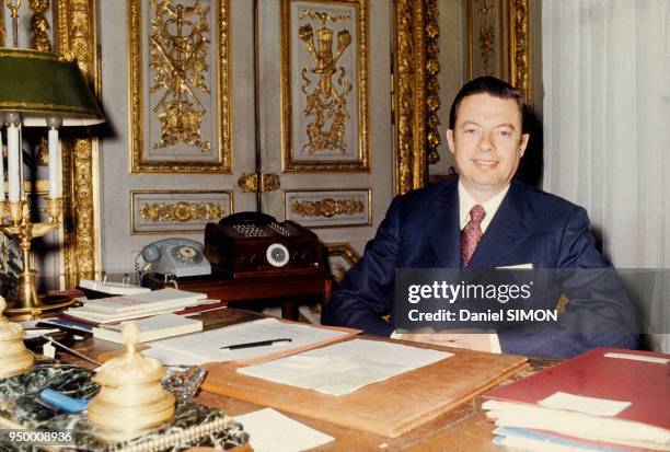 Robert Poujade dans son bureau du ministère dans les années 70 à Paris, France.