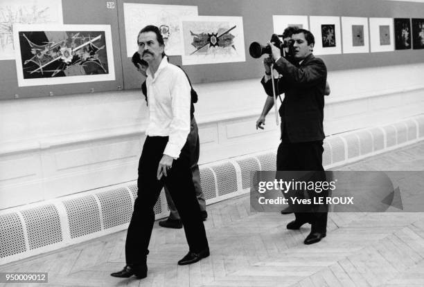 Le peintre Georges Mathieu dans une galerie d'art dans les années 1960.