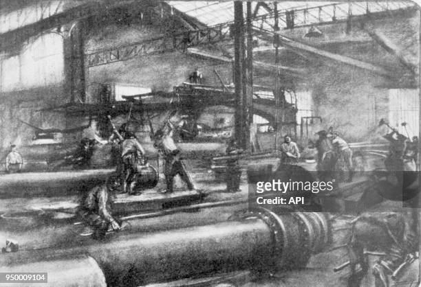 Ouvriers dans une usine d'armement pendant la Première Guerre Mondiale, opérations de forage et soudure en 1917, France.