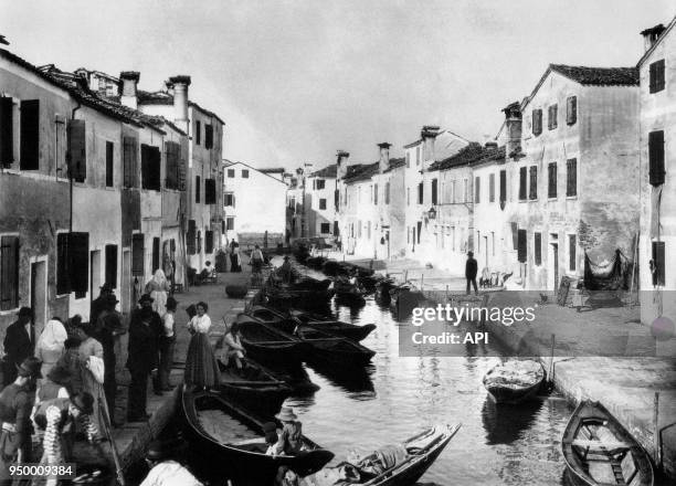 Ile de Burano en 1915, dans la la lagune de Venise, Italie.