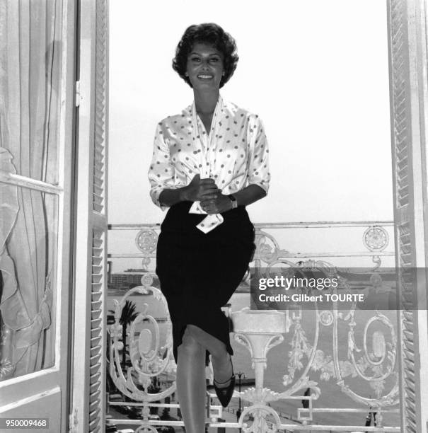 Portrait de l'actrice Sophia Loren dans sa chambre d'hotel lors du Festival Cannes en 1958, Cannes, France.