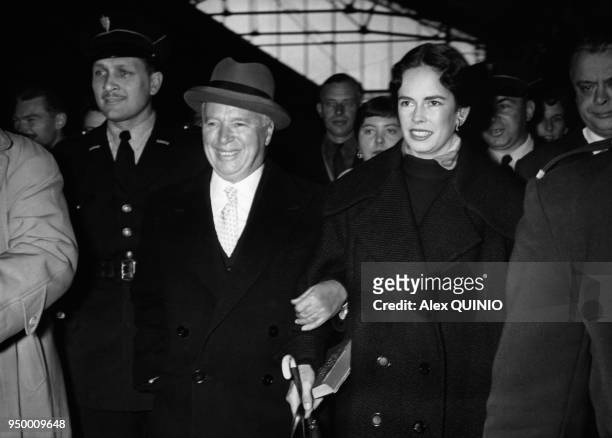 Charlie Chaplin et sa femme Oona O'Neill à Paris dans les années 50. Paris, France.