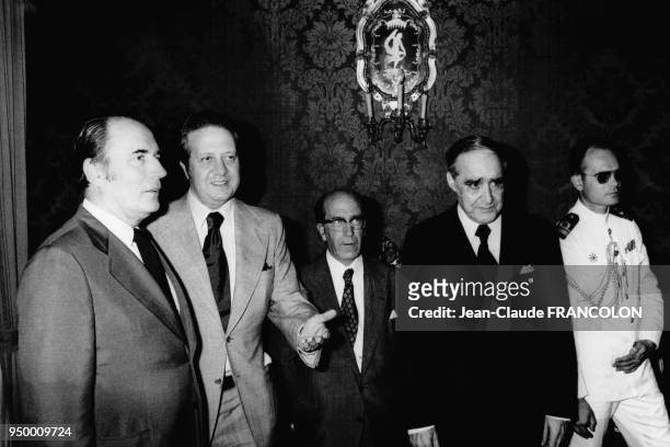 François Mitterrand, Mario Soares, Gaston Defferre et António de Spínola lors d'une rencontre au palais du gouvernement le 3 juillet 1974 à Lisbonne,...