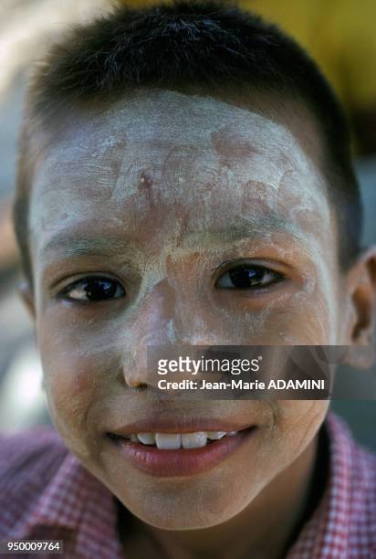 Portrait d'un enfant birman au visage poudré de santal pour se protéger du soleil, décembre 1975, Birmanie.