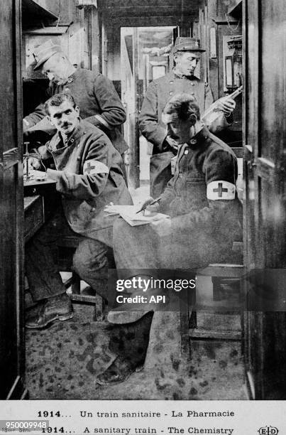 Infirmiers de la Croix-Rouge dans la pharmacie d'un train sanitaire lors de la Première Guerre Mondiale France.