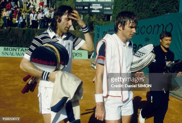 Ilie Nastase et Jimmy Connors lors des Internationaux de France de tennis à Roland Garros en 1973 à Paris, France.
