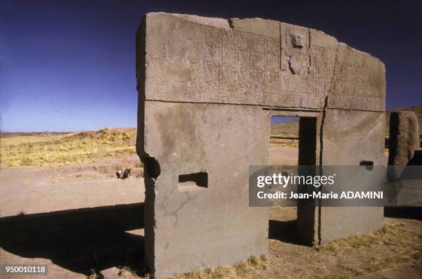 Porte en ruine de l'ancienne ville de Tihuanaco, dite 'La Puerta del Sol', mars 1980, Bolivie.