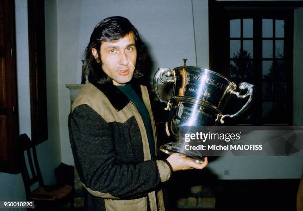 Le joueur de tennis Ilie Nastase chez lui en mars 1980, France.